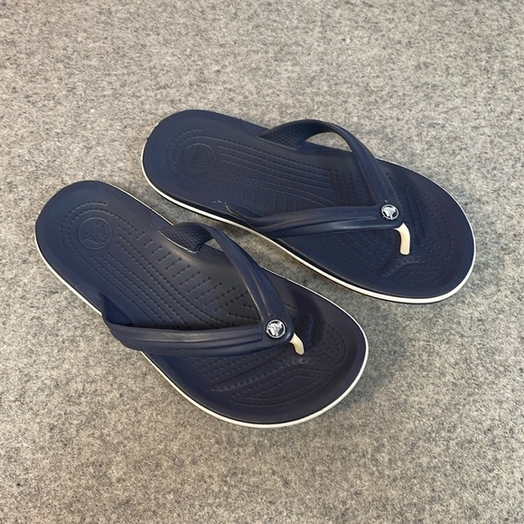 CROCS. NAVY BLUE Sandals. Women’s size 8, Men’s size 6. - Picture 2 of 10